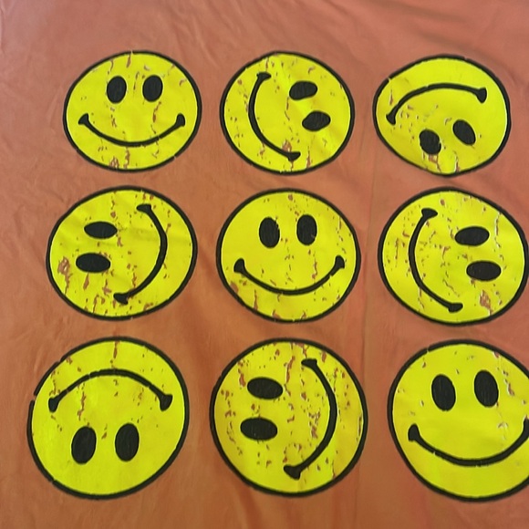 Distressed 90s smiley tee - Picture 3 of 3